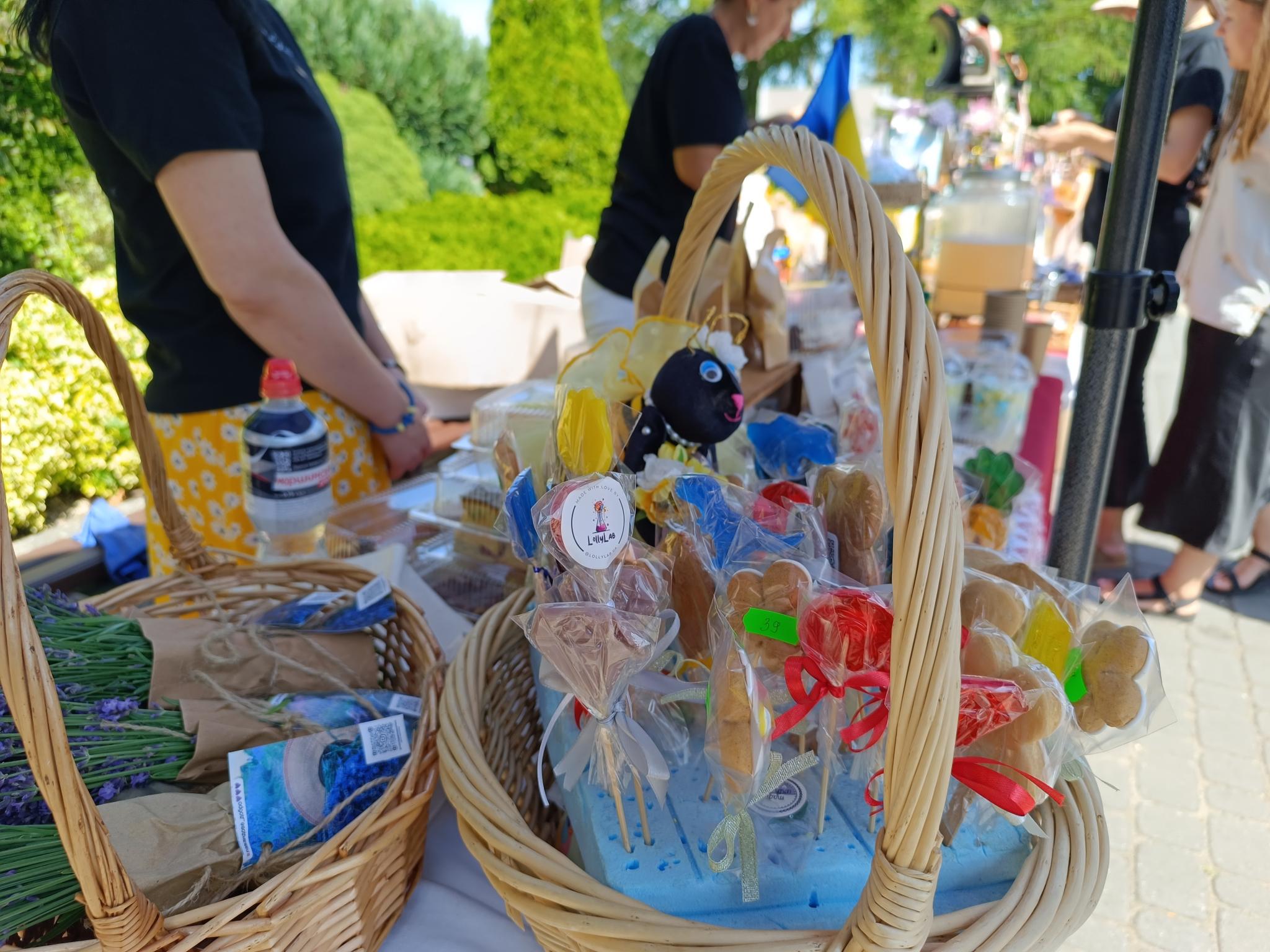 Новини Тернополя - фото з На бульварі Данила Галицького організували благодійний ярмарок: збирають гроші на дрон для захисників