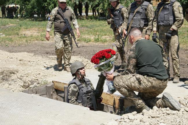 Новини Вінниці - фото з Під час навчань на військовому полігоні 21-річний курсант зробив романтичну пропозицію коханій