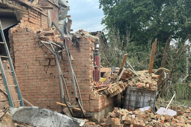 Новини Вінниці - фото з У Писарівці після атаки пошкоджено дев’ять будинків. Одна хата лишилась без стіни