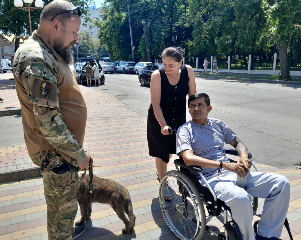 Новини Вінниці - фото з «У неї син загинув на війні, вона допомагає чужому»: як українка рятує пораненого воїна з Колумбії