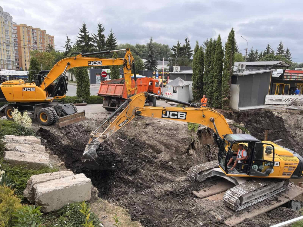 Новини Тернополя - фото з На Шептицького проводять заміну аварійної ділянки каналізаційного колектора