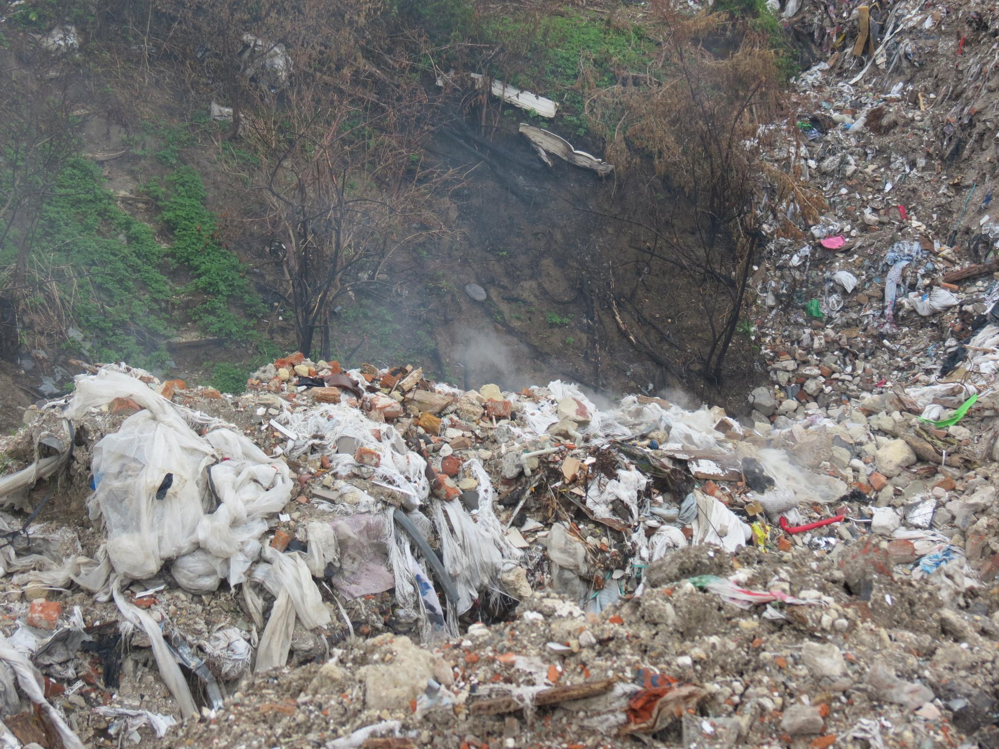 Новини Тернополя - фото з Викидають старі дивани, холодильники та не тільки. Репортаж зі стихійного звалища на Подільській