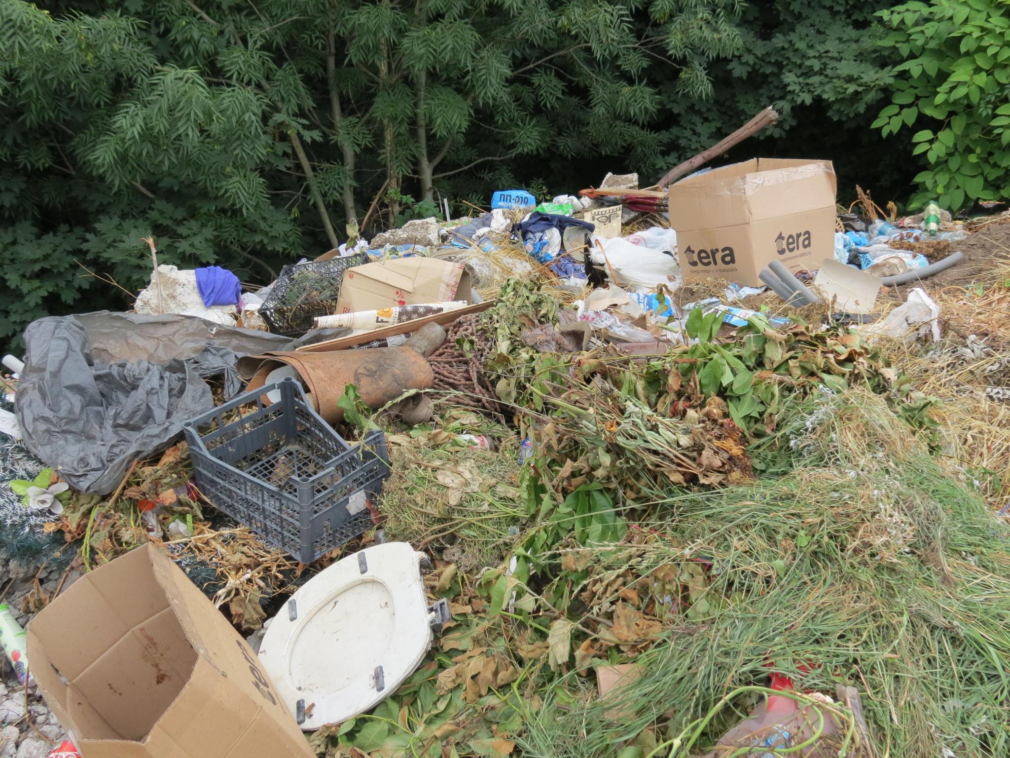 Новини Тернополя - фото з Викидають старі дивани, холодильники та не тільки. Репортаж зі стихійного звалища на Подільській