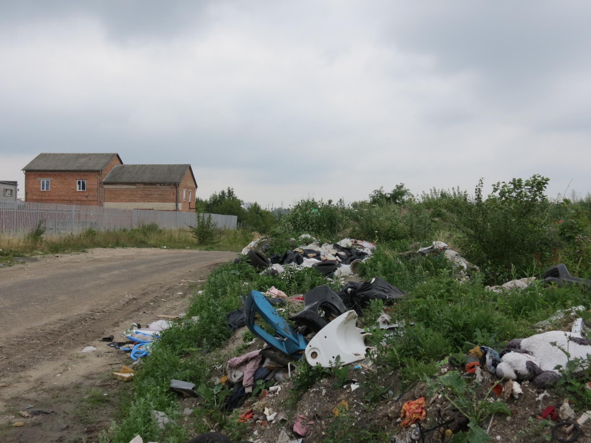 Новини Тернополя - фото з Викидають старі дивани, холодильники та не тільки. Репортаж зі стихійного звалища на Подільській