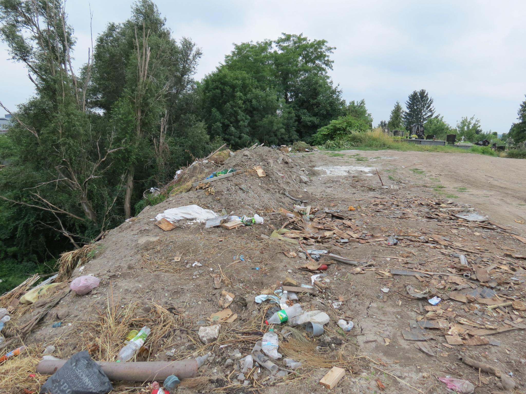 Новини Тернополя - фото з Викидають старі дивани, холодильники та не тільки. Репортаж зі стихійного звалища на Подільській