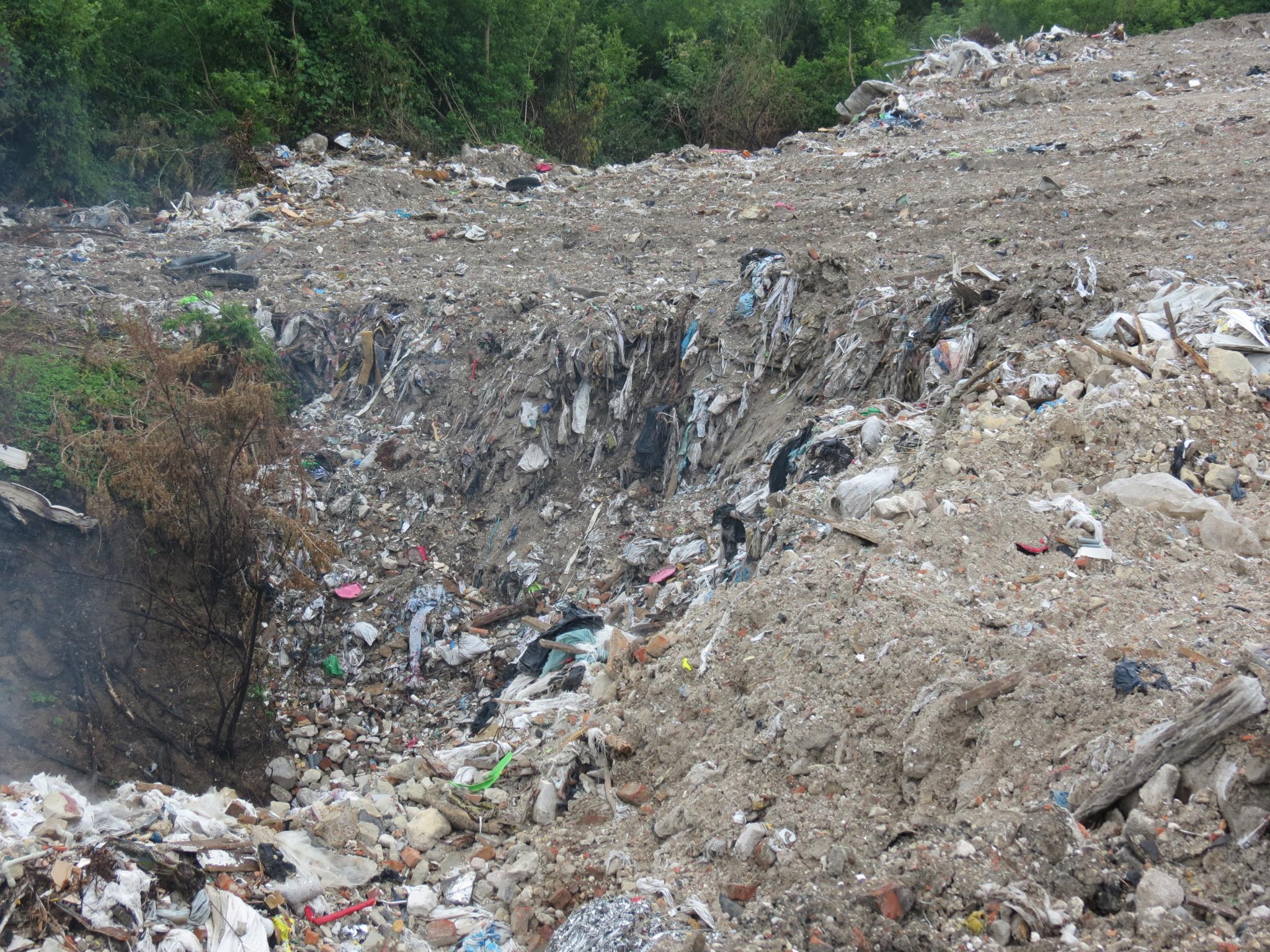 Новини Тернополя - фото з Викидають старі дивани, холодильники та не тільки. Репортаж зі стихійного звалища на Подільській