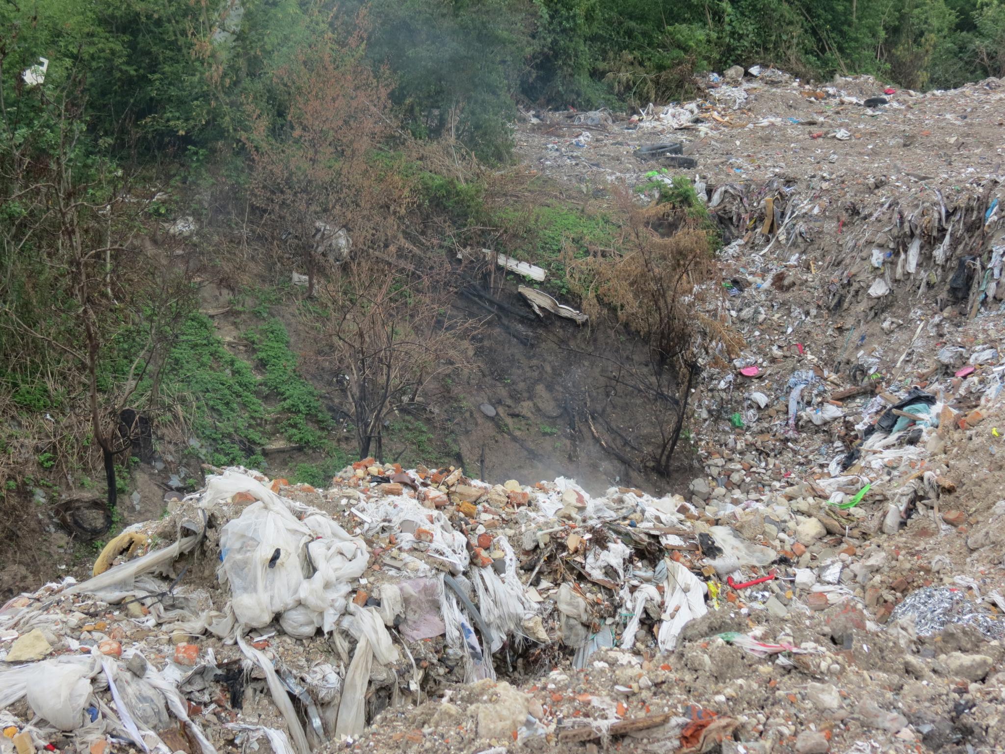 Новини Тернополя - фото з Викидають старі дивани, холодильники та не тільки. Репортаж зі стихійного звалища на Подільській