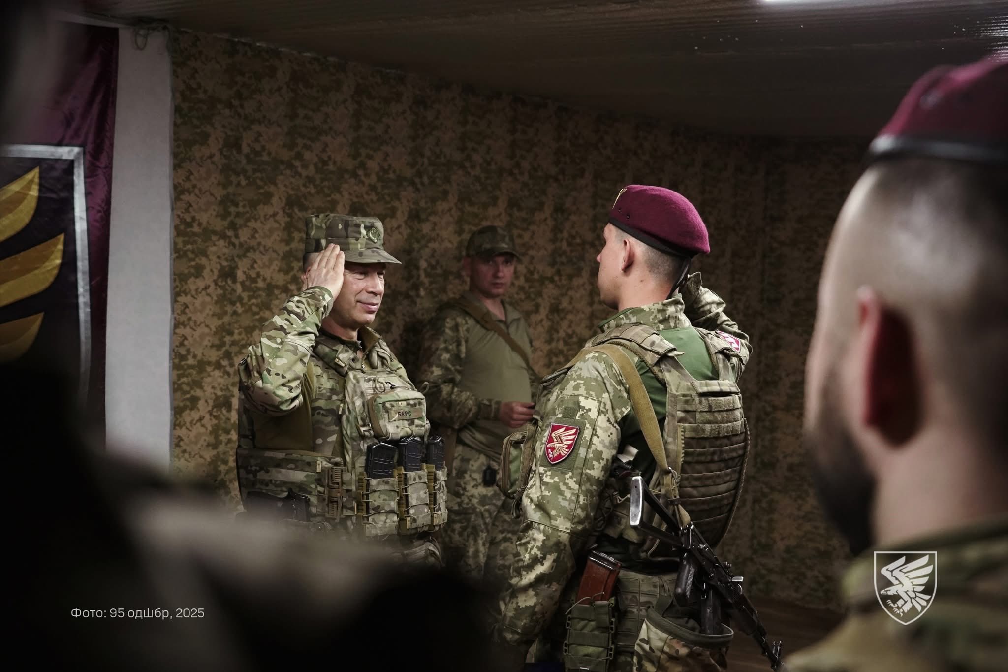 Новини Вінниці - фото з «Над головою літає, вибухає, а я паяю дроти»: колишній залізничник отримав нагороду «Хрест хоробрих»