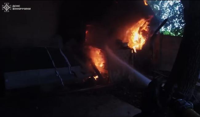 Новини Вінниці - фото з На Замковій горів будинок. Рятували 62-річного чоловіка, який палив