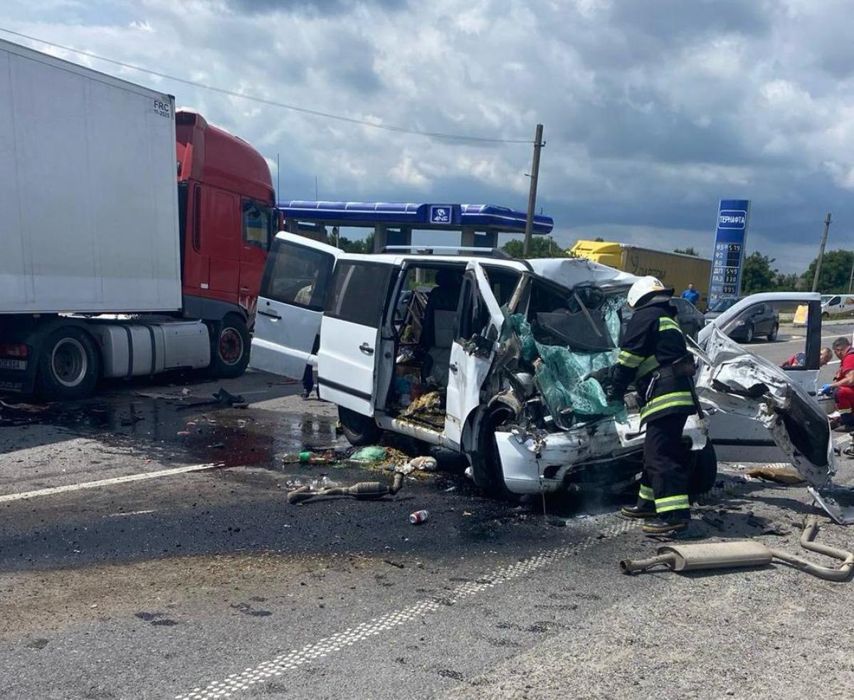 Новини Тернополя - фото з У Козівському районі ДТП: загиблих з понівеченого авто деблокували рятувальники (ОНОВЛЮЄТЬСЯ)