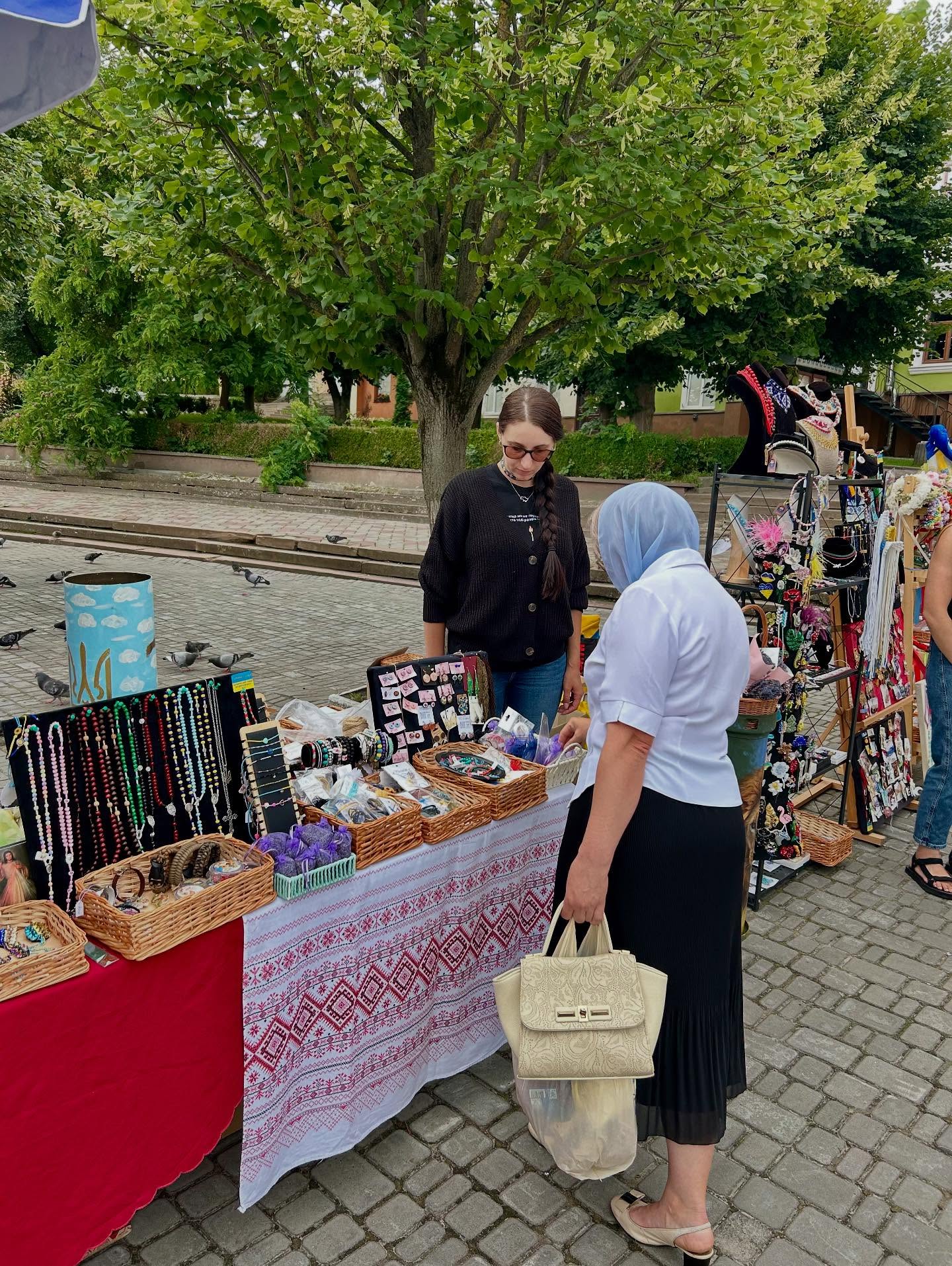 Новини Тернополя - фото з У Бережанах ярмаркують:  долучайтесь до збору на авто для воїнів на Сумському напрямку