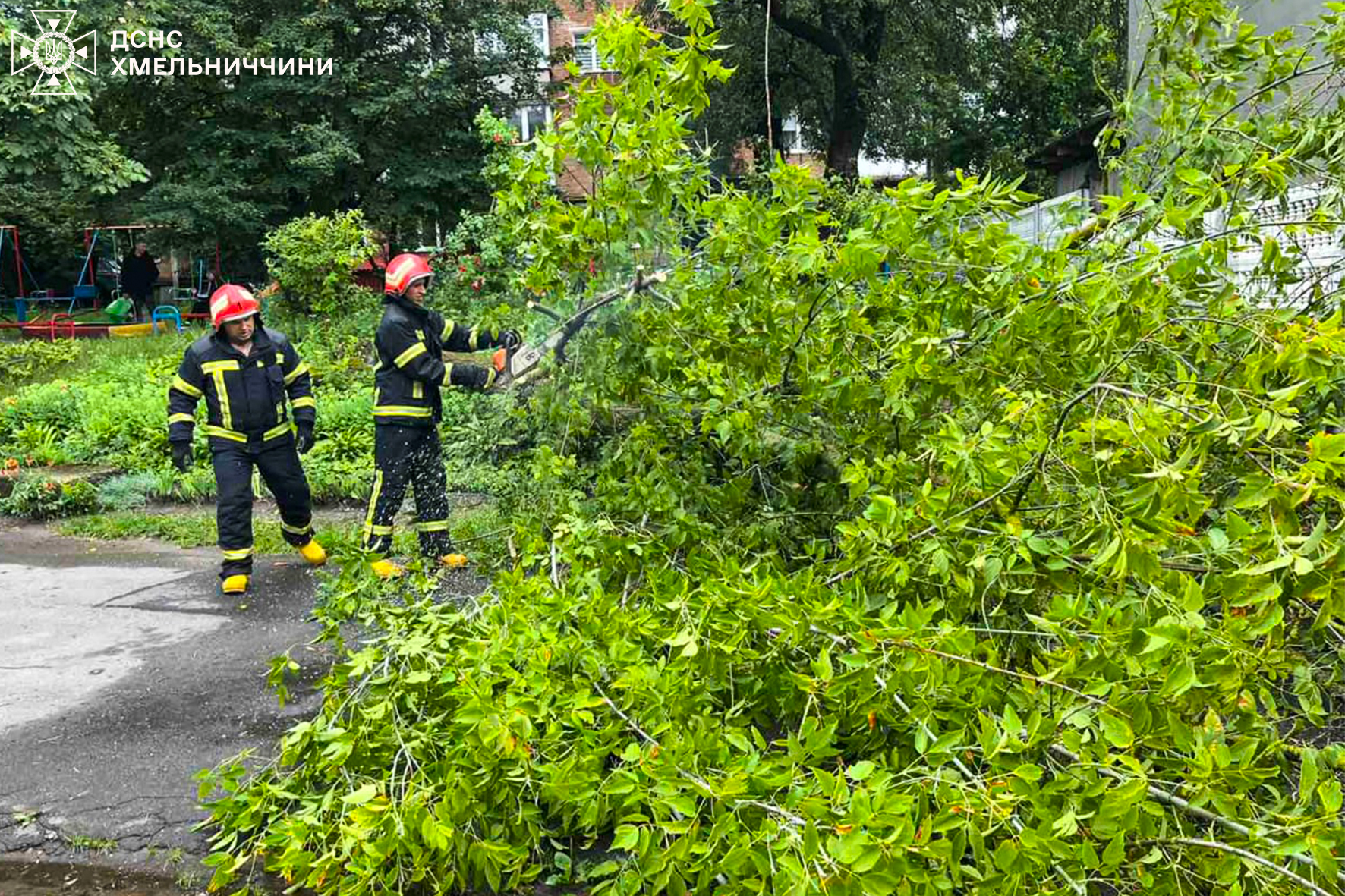 Новини Хмельницького - фото з Рятувальники показали наслідки буревію на Хмельниччині (ФОТО)