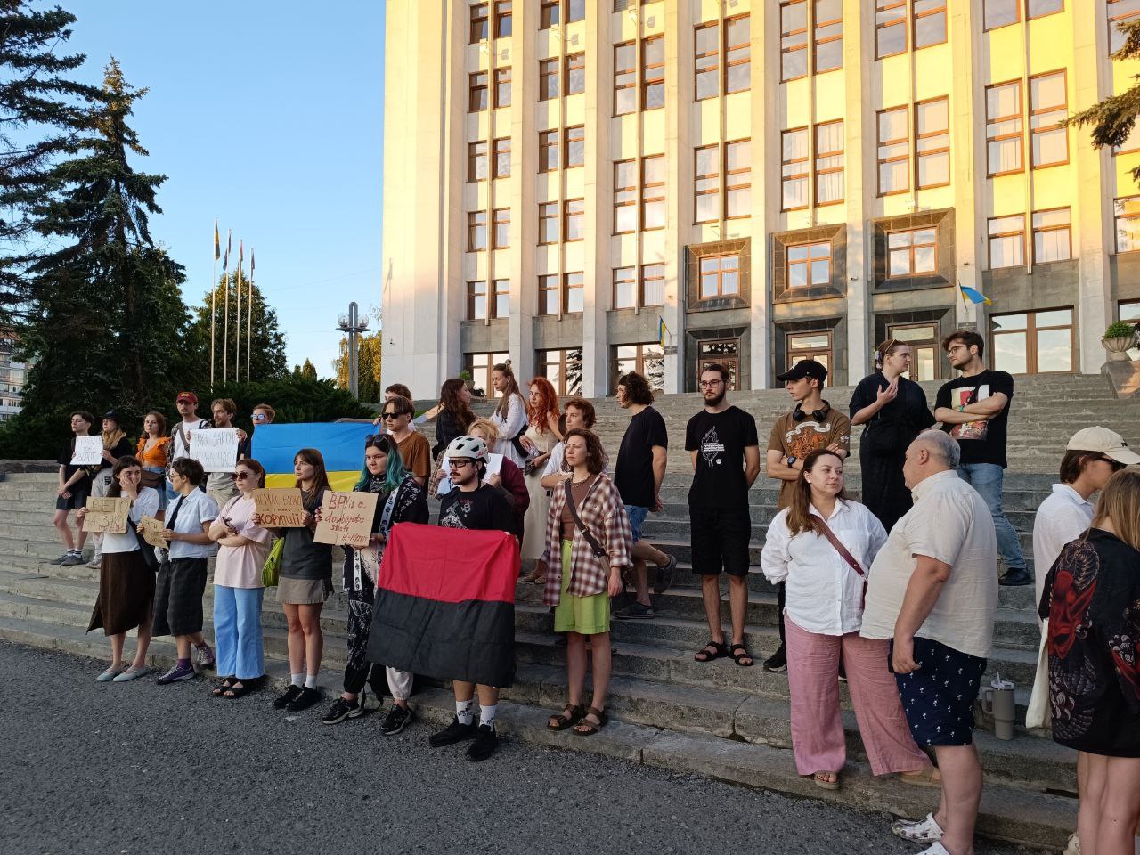 Новини Тернополя - фото з Тернополяни з плакатами протестують під стінами ОВА: вимагають скасувати закон який обмежує повноваження НАБУ та САП