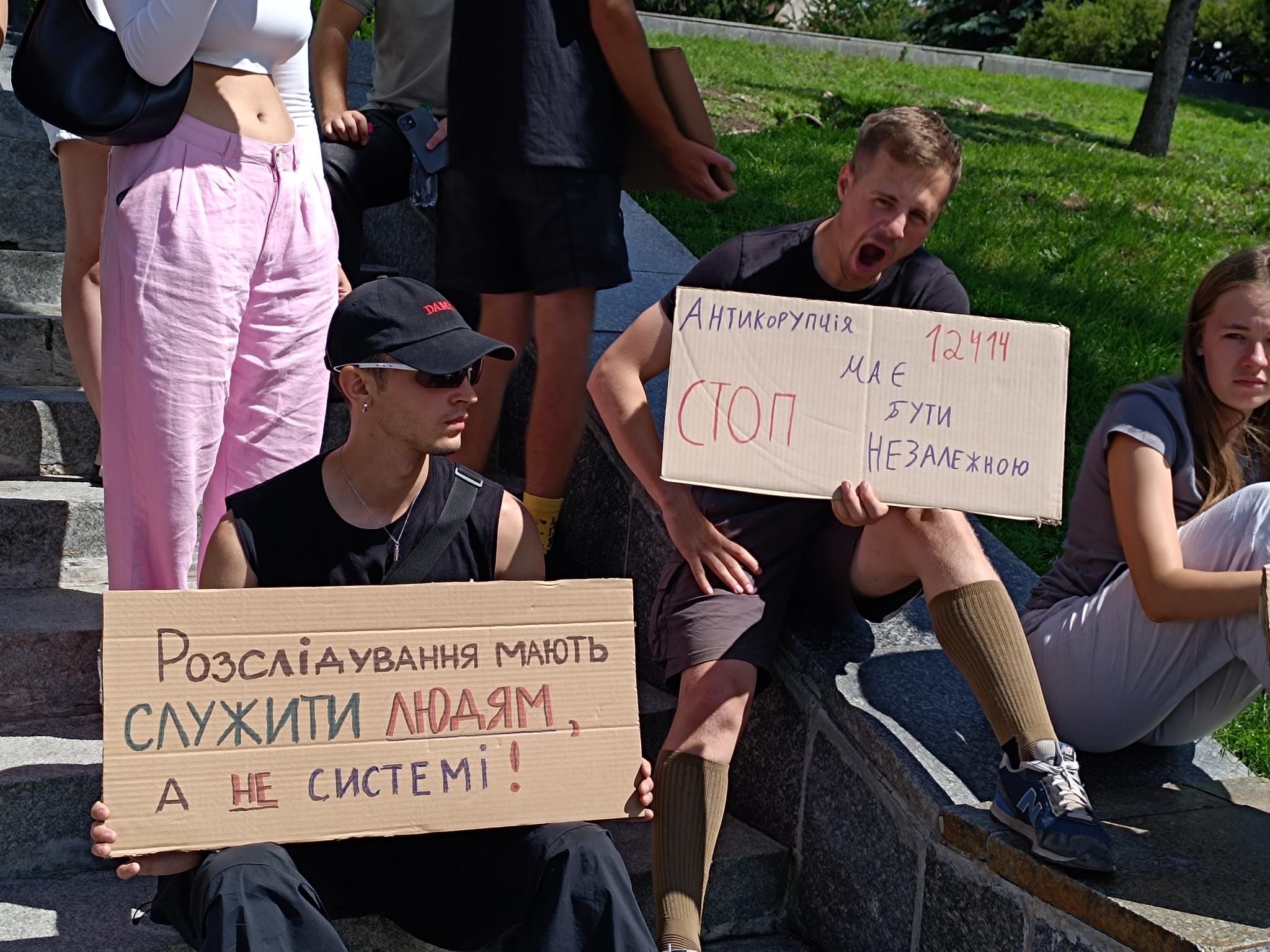 Новини Тернополя - фото з Біля ОВА протестують проти обмежень повноважень НАБУ та САП