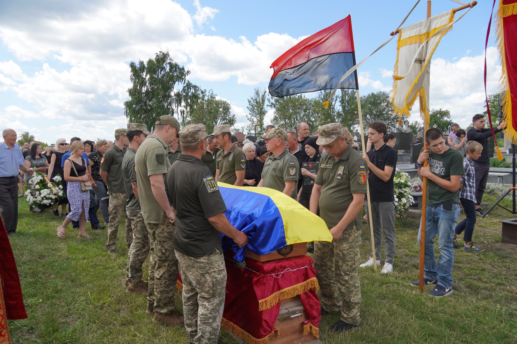 Новини Тернополя - фото з Байковецька громада попрощалась із полеглим воїном Олександром Яськом