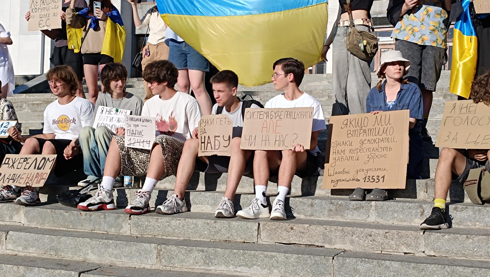 Новини Тернополя - фото з Третій день протестів під ОВА: люди вимагають незалежності антикорупційних органів