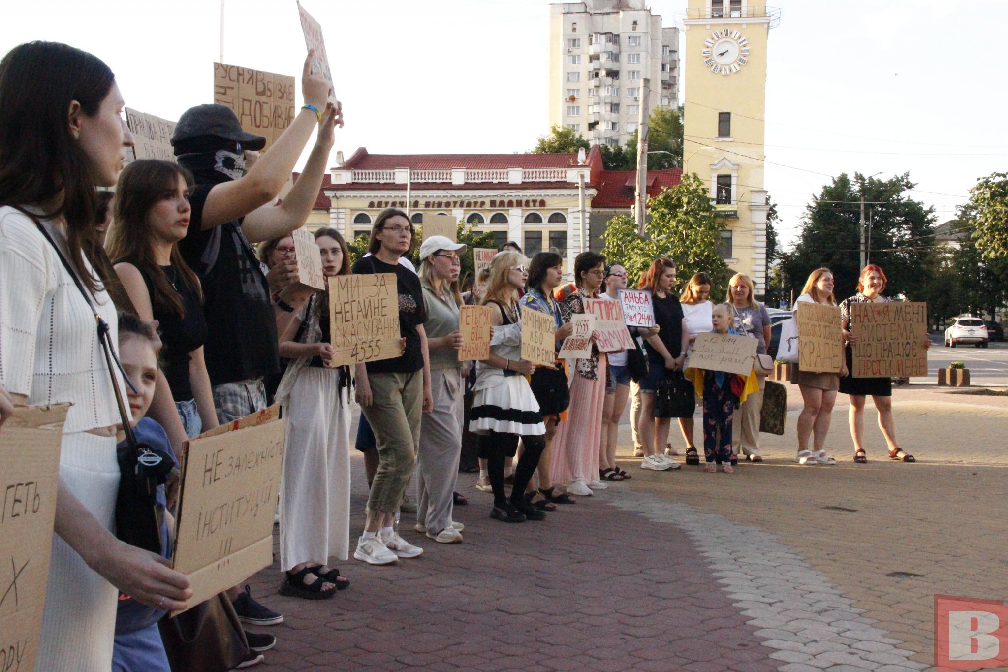 Новини Хмельницького - фото з Хто і чому ходить на мітинг щодо НАБУ і САП у Хмельницькому. Репортаж ВСІМ