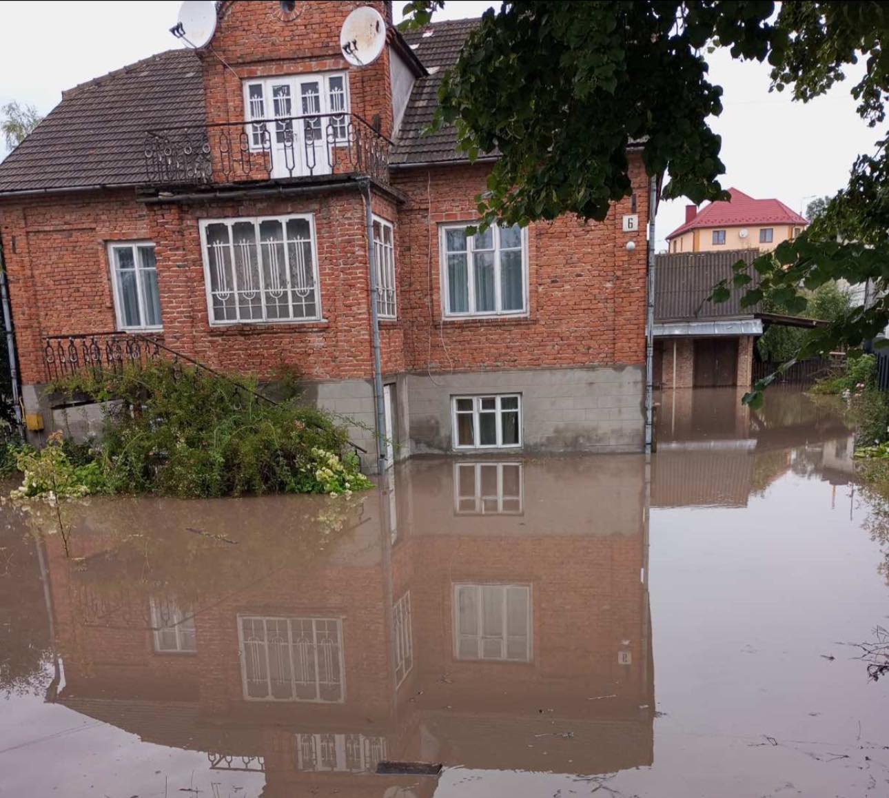 Новини Тернополя - фото з У хаті по пояс води та купа мулу: жителів Вишнівця накрила негода