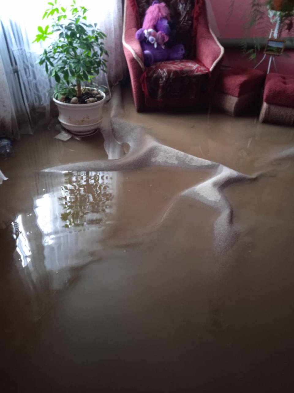 Новини Тернополя - фото з У хаті по пояс води та купа мулу: жителів Вишнівця накрила негода
