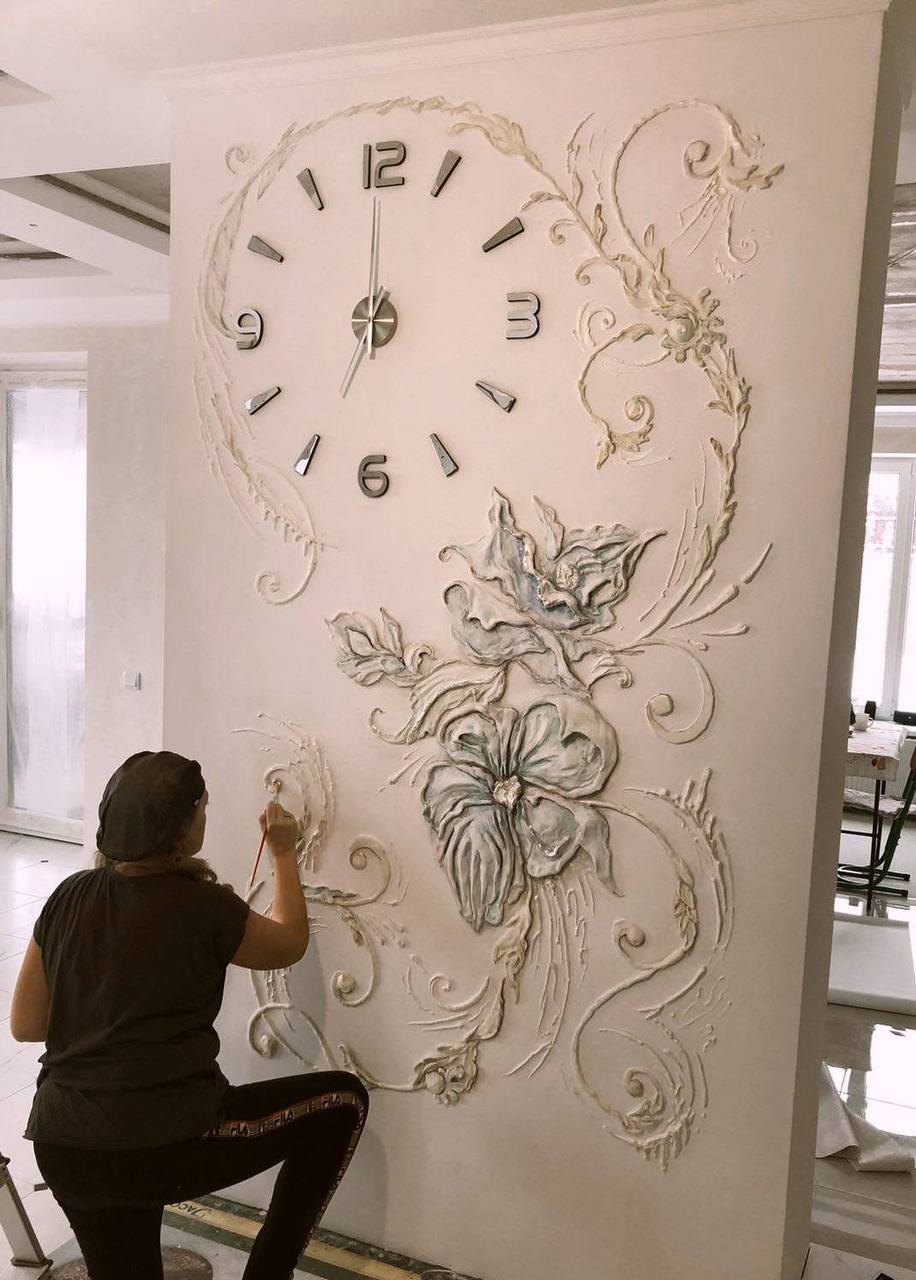 Новини Тернополя - фото з Гіпс, трохи натхнення та кольорів: Ірена Парніцька власноруч ліпить барельєфи на стінах