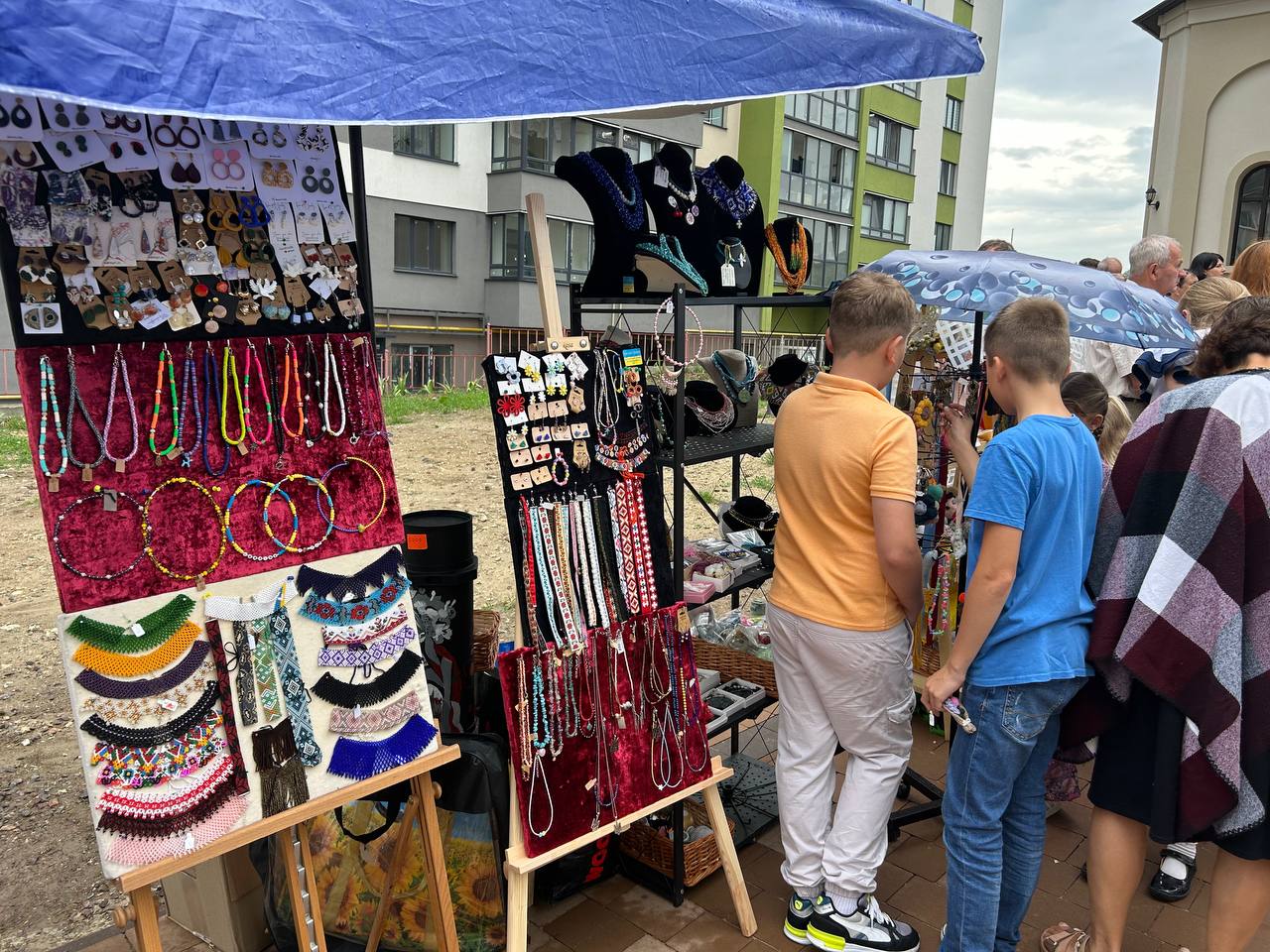 Новини Тернополя - фото з 210 тисяч на позашляховик для захисників:  благодійний ярмарок у Кутківцях об’єднав громаду