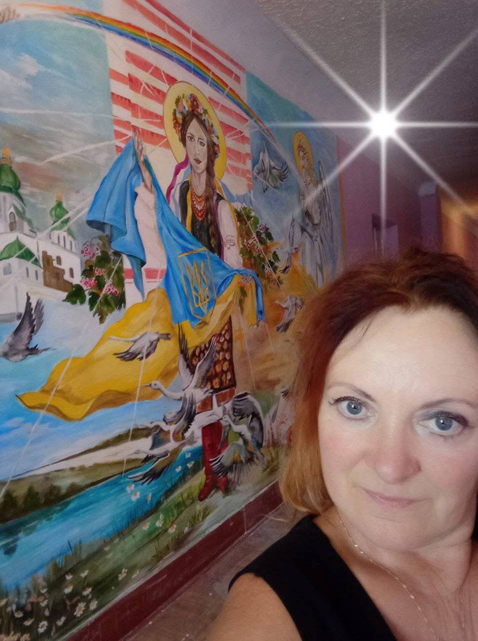 Новини Тернополя - фото з Гіпс, трохи натхнення та кольорів: Ірена Парніцька власноруч ліпить барельєфи на стінах