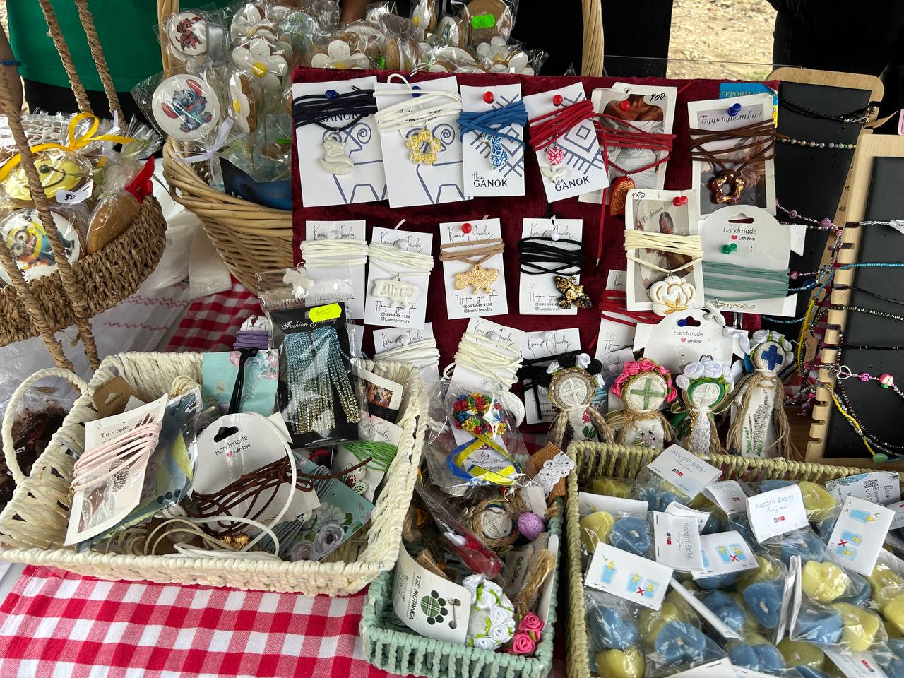 Новини Тернополя - фото з 210 тисяч на позашляховик для захисників:  благодійний ярмарок у Кутківцях об’єднав громаду