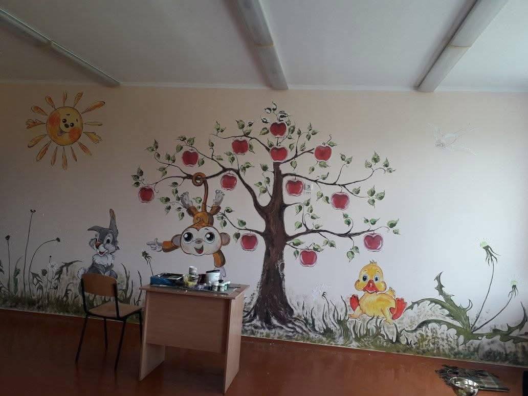 Новини Тернополя - фото з Гіпс, трохи натхнення та кольорів: Ірена Парніцька власноруч ліпить барельєфи на стінах