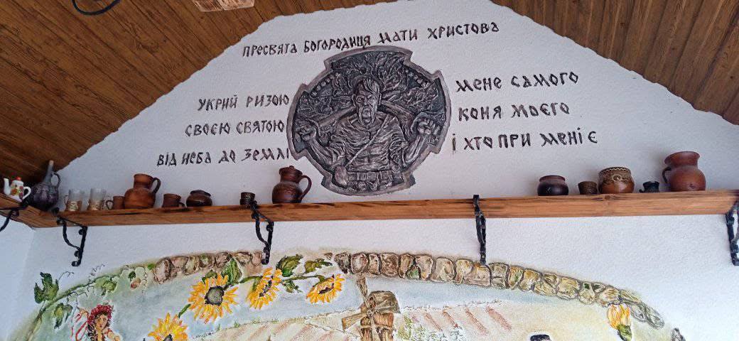 Новини Тернополя - фото з Гіпс, трохи натхнення та кольорів: Ірена Парніцька власноруч ліпить барельєфи на стінах