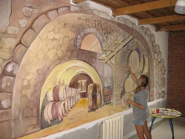 Новини Тернополя - фото з Гіпс, трохи натхнення та кольорів: Ірена Парніцька власноруч ліпить барельєфи на стінах