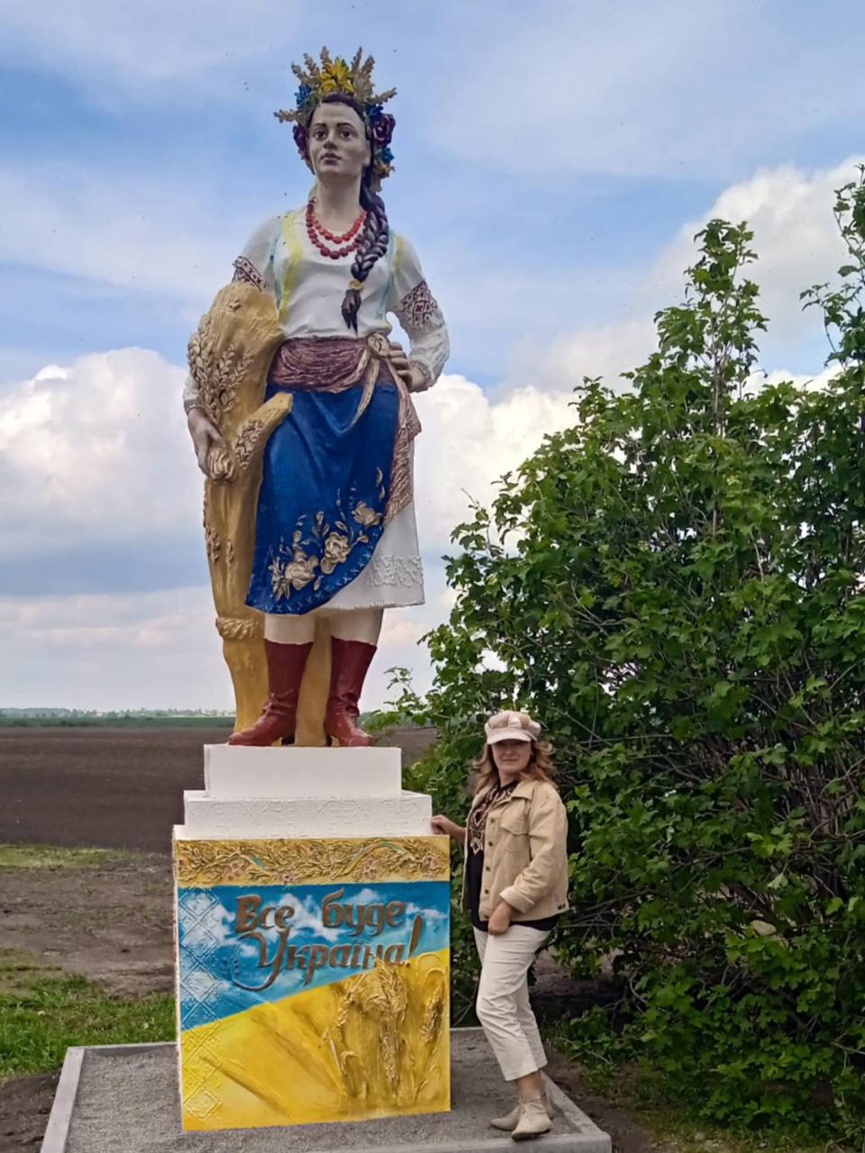 Новини Тернополя - фото з Гіпс, трохи натхнення та кольорів: Ірена Парніцька власноруч ліпить барельєфи на стінах