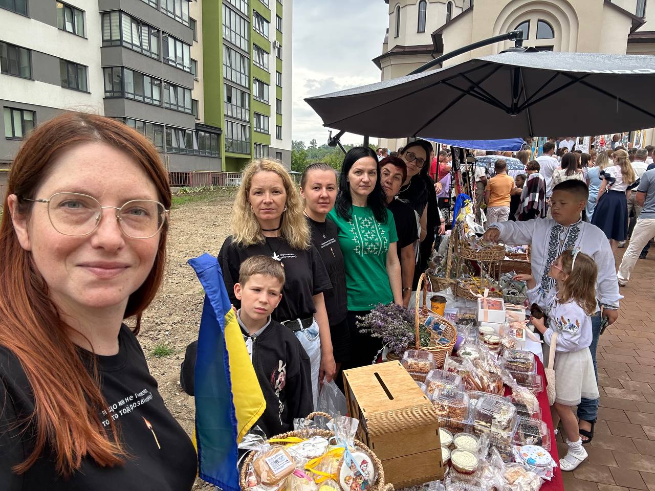 Новини Тернополя - фото з 210 тисяч на позашляховик для захисників:  благодійний ярмарок у Кутківцях об’єднав громаду