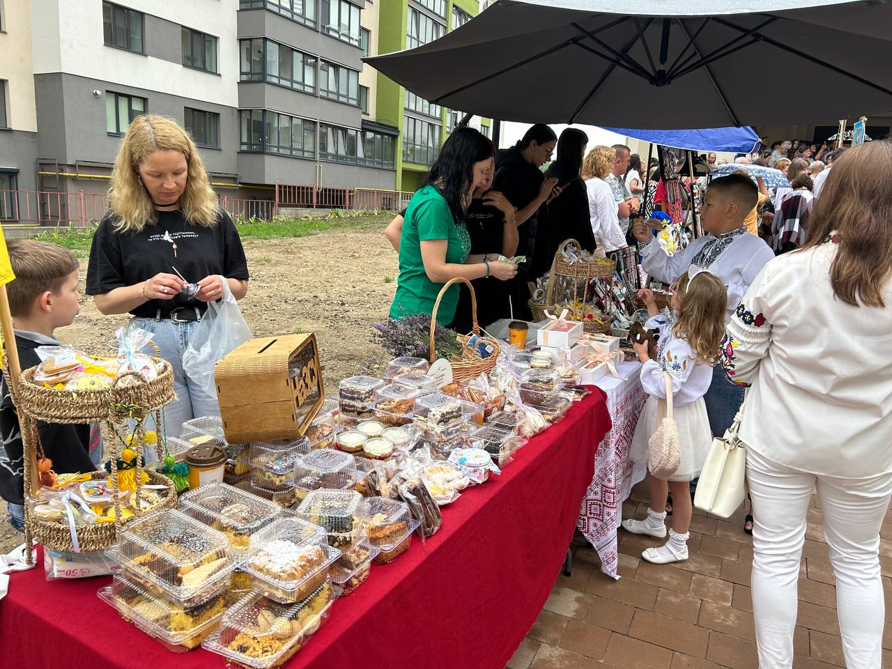 Новини Тернополя - фото з 210 тисяч на позашляховик для захисників:  благодійний ярмарок у Кутківцях об’єднав громаду