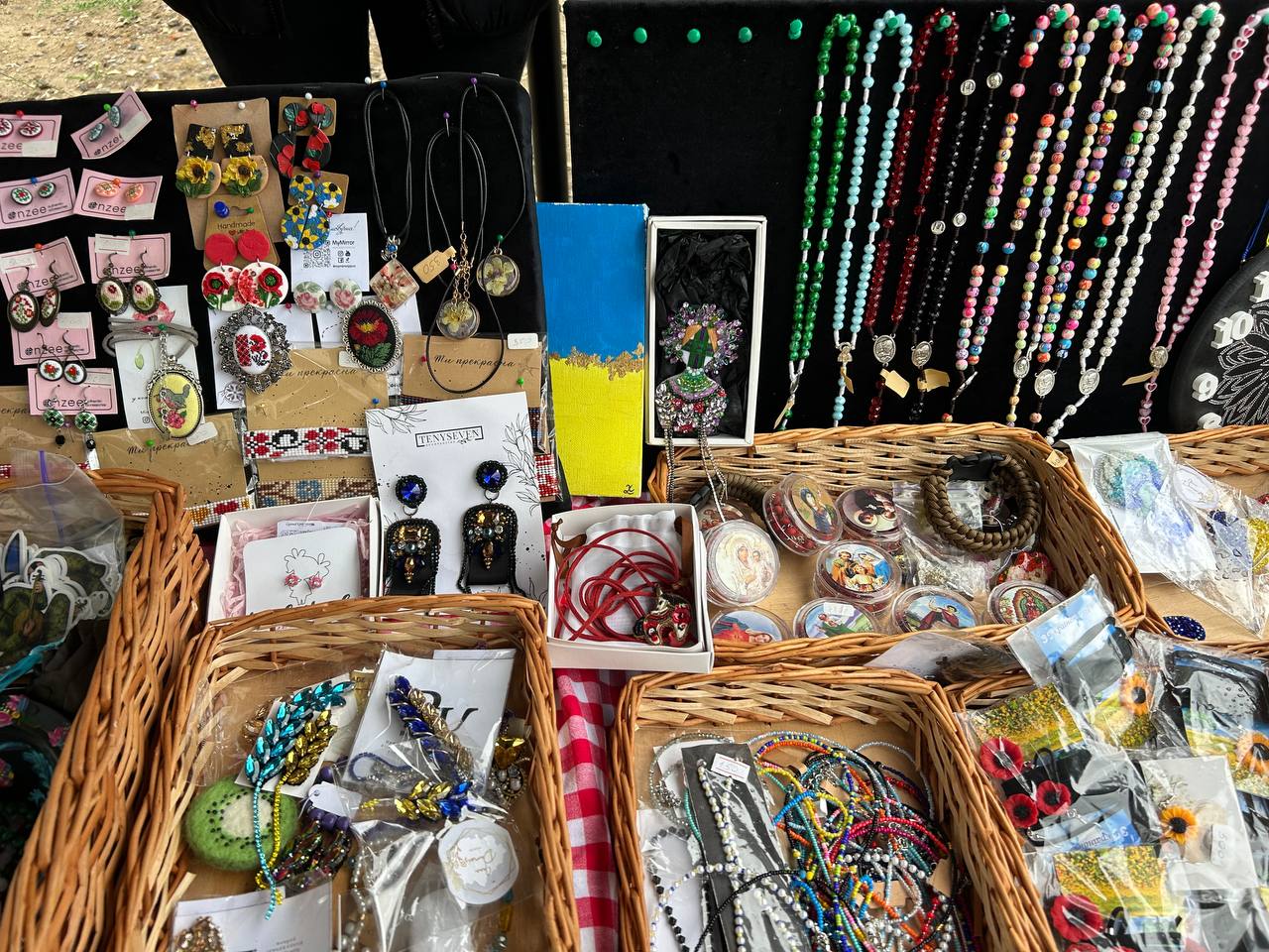 Новини Тернополя - фото з 210 тисяч на позашляховик для захисників:  благодійний ярмарок у Кутківцях об’єднав громаду