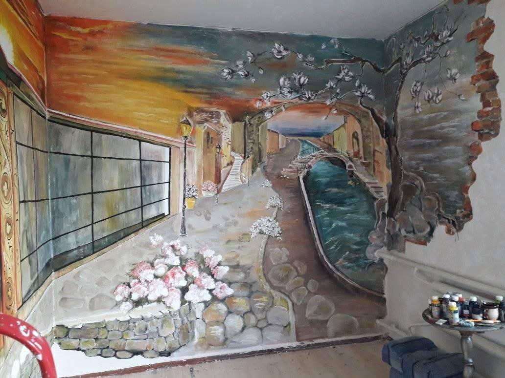 Новини Тернополя - фото з Гіпс, трохи натхнення та кольорів: Ірена Парніцька власноруч ліпить барельєфи на стінах