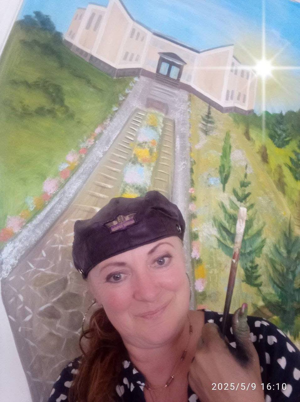 Новини Тернополя - фото з Гіпс, трохи натхнення та кольорів: Ірена Парніцька власноруч ліпить барельєфи на стінах