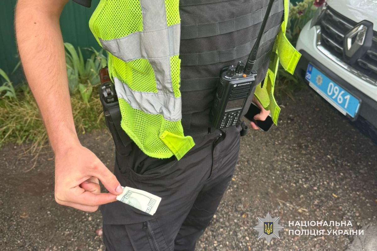 Новини Тернополя - фото з 200 доларів у кишені поліцейського: нетверезого водія з Кременеччини підозрюють у спробі дати хабар