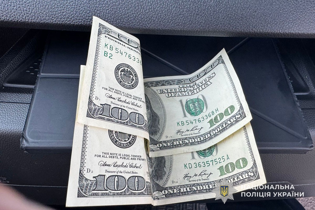 Новини Тернополя - фото з 200 доларів у кишені поліцейського: нетверезого водія з Кременеччини підозрюють у спробі дати хабар