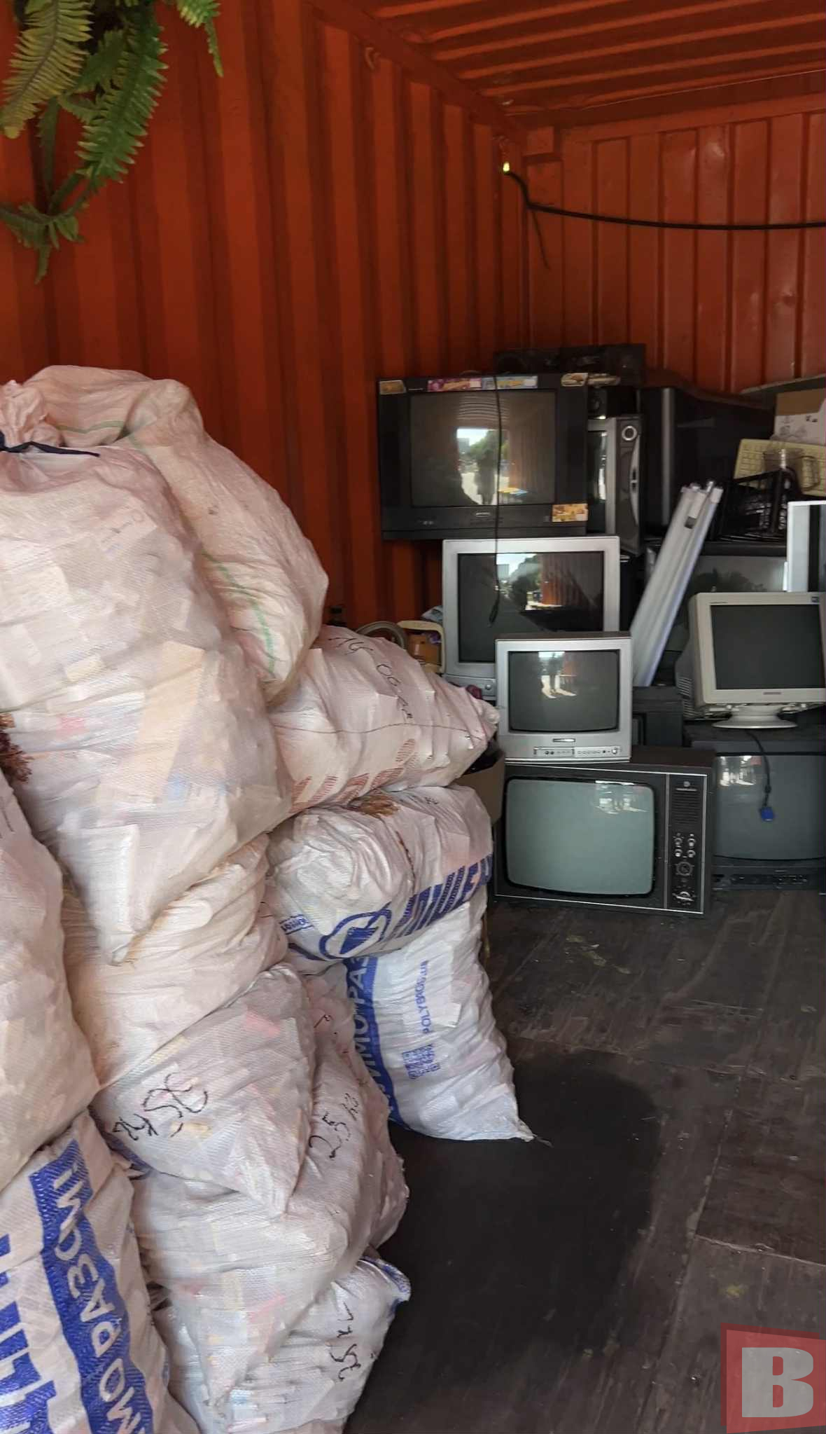 Новини Хмельницького - фото з Тонни склобою і макулатури: як хмельничани користуються центрами управління відходами (ІНФОГРАФІКА)