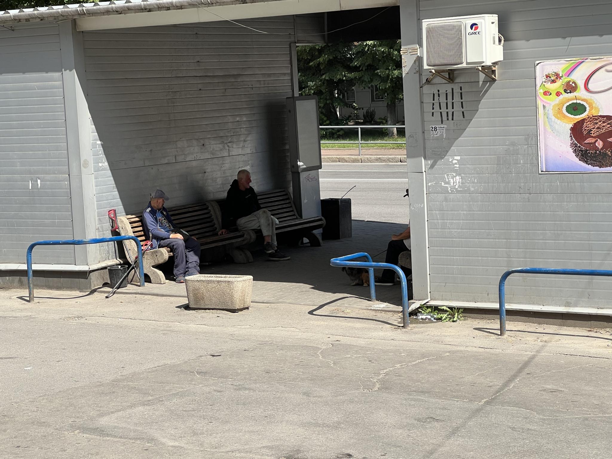 Новини Вінниці - фото з На громадській зупинці Дмитра Білоконя оселилися безхатьки. Як вирішують питання?