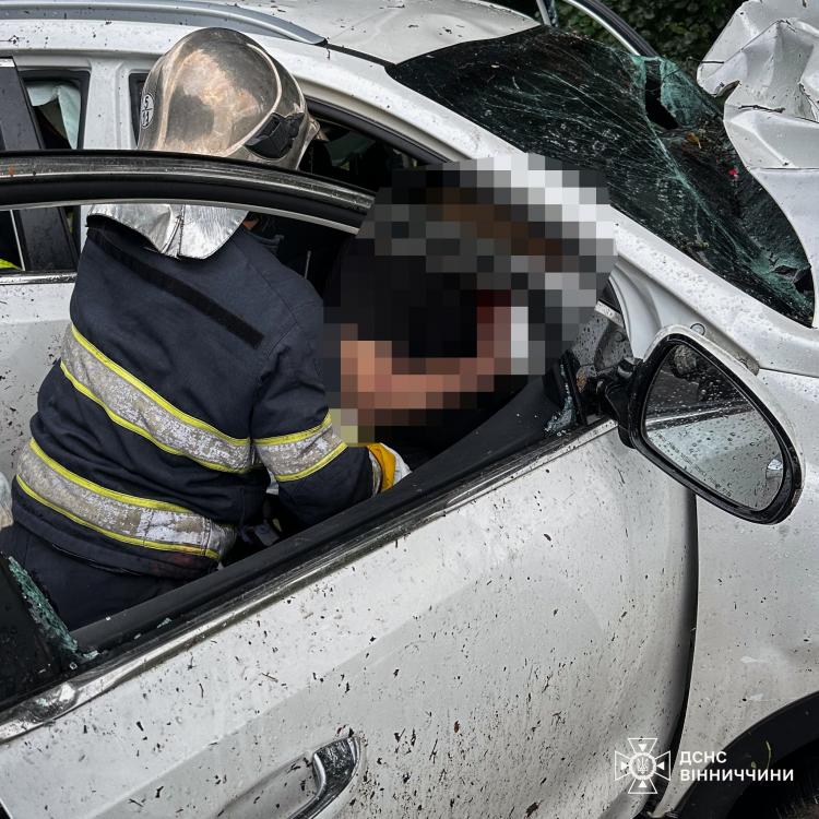Новини Вінниці - фото з Жахлива ДТП біля Щіток: водій KIA в’їхав у дерево, є загиблі. ОНОВЛЕНО