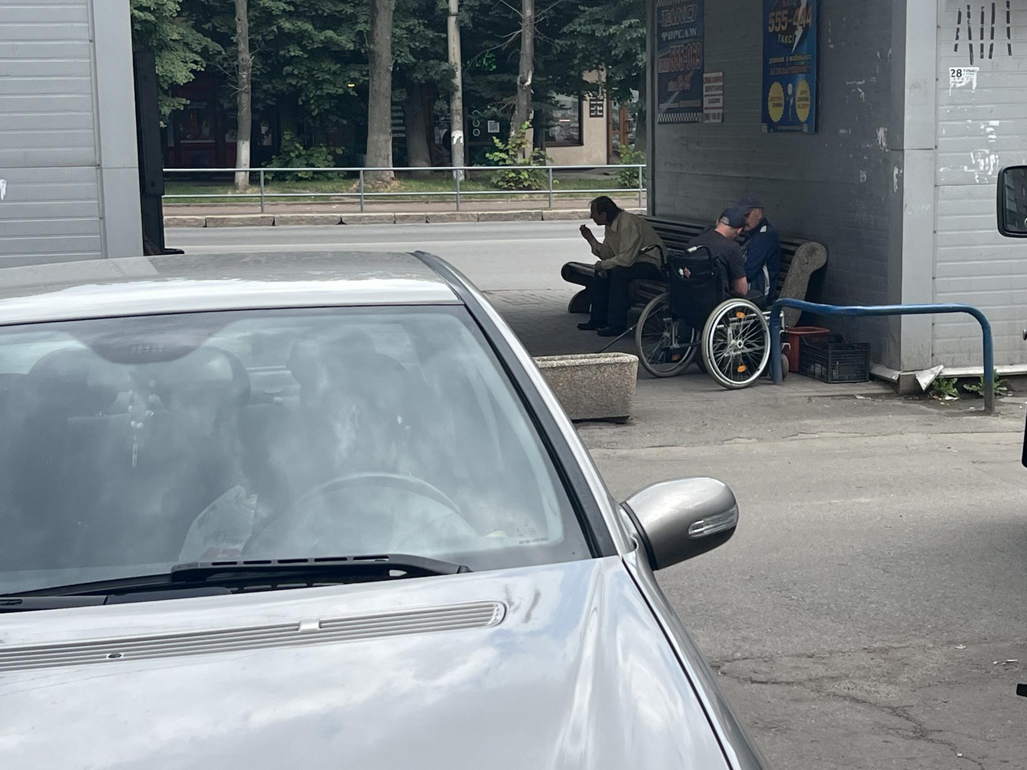 Новини Вінниці - фото з На громадській зупинці Дмитра Білоконя оселилися безхатьки. Як вирішують питання?