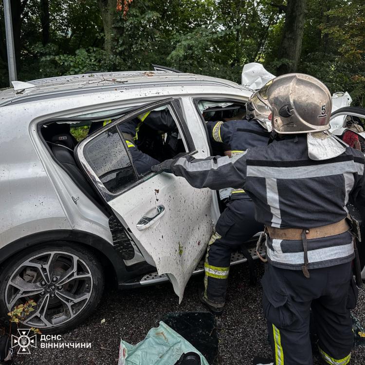 Новини Вінниці - фото з Жахлива ДТП біля Щіток: водій KIA в’їхав у дерево, є загиблі. ОНОВЛЕНО
