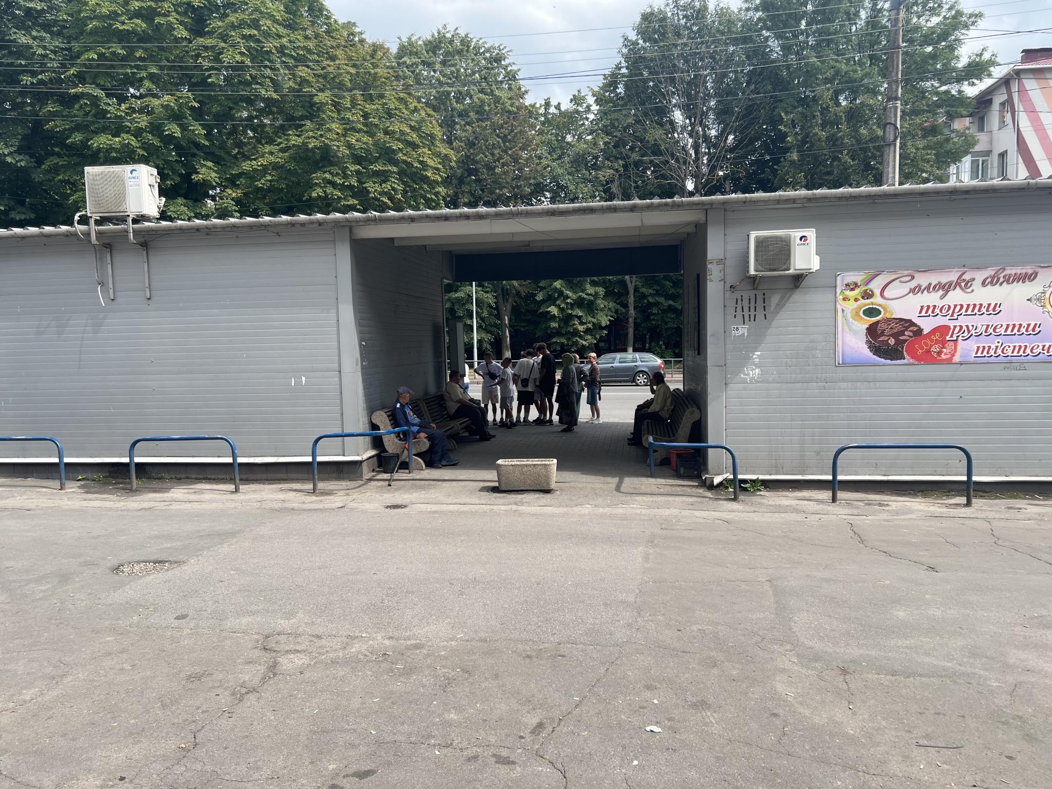 Новини Вінниці - фото з На громадській зупинці Дмитра Білоконя оселилися безхатьки. Як вирішують питання?