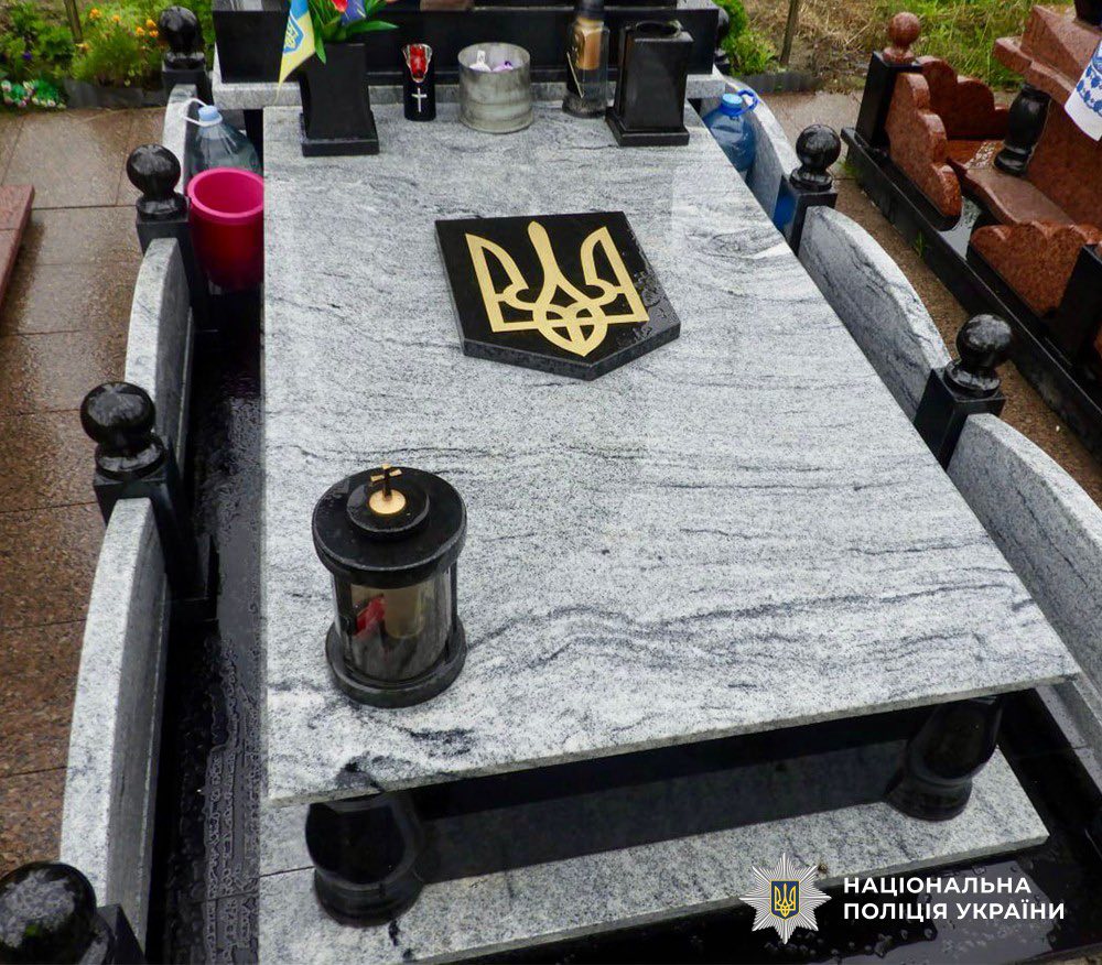 Новини Житомира - фото з 52-річна звягелнка торгувала квітами, викраденими з могил захисників