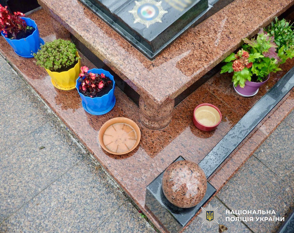 Новини Житомира - фото з 52-річна звягелнка торгувала квітами, викраденими з могил захисників