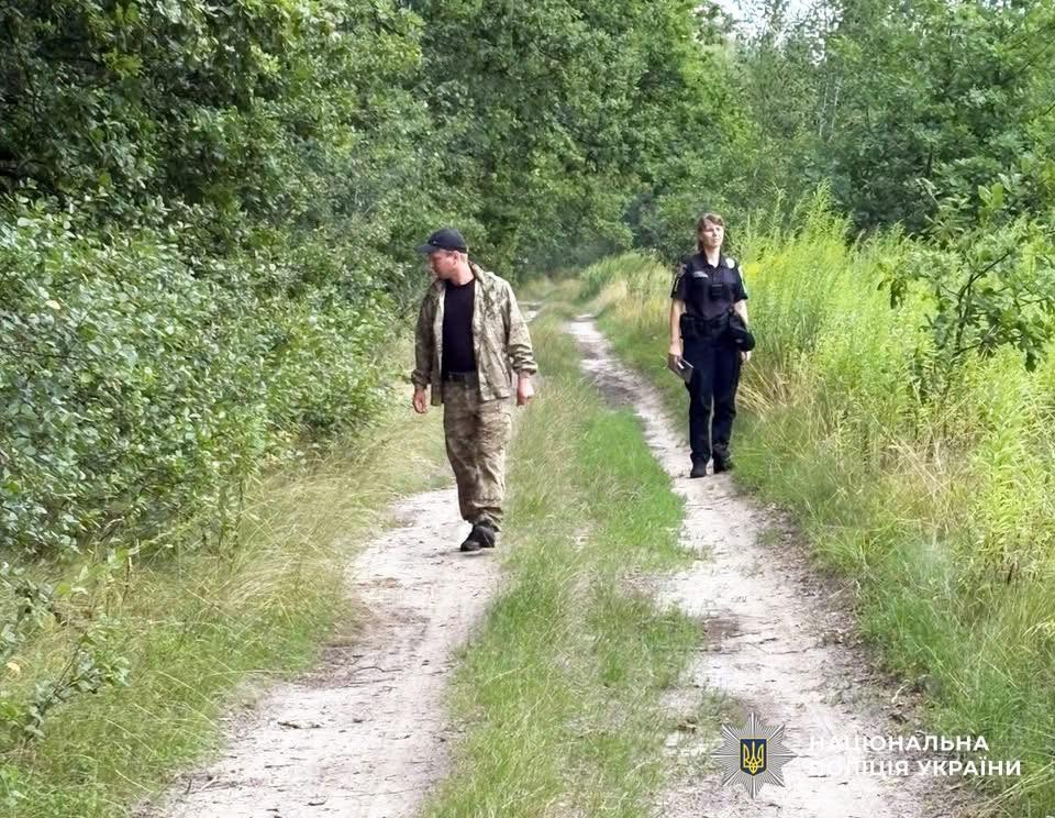 Новини Житомира - фото з П’ять днів блукав лісом пенсіонер з Баранівки - знесиленого чоловіка знайшли поліцейські за 10 км від дому