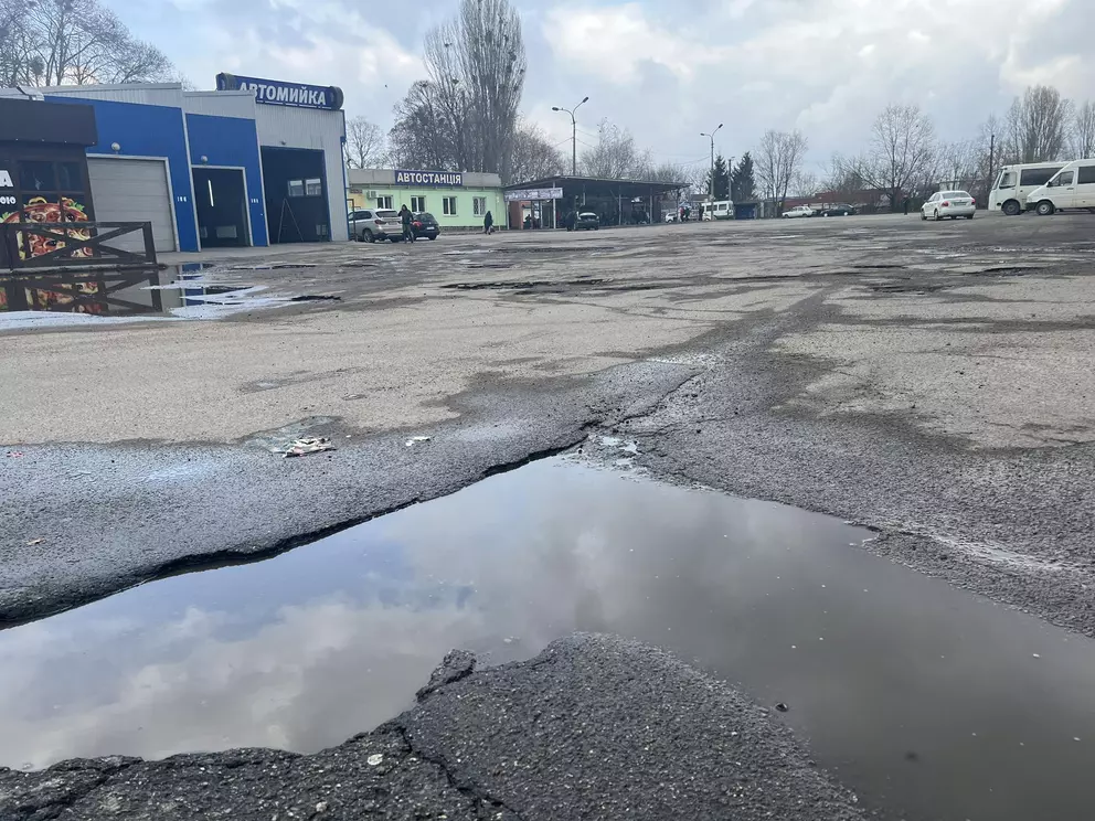 Новини Вінниці - фото з «За територію відповідає орендар»: дізнались, чому не латають ями на автостанції «Східна»