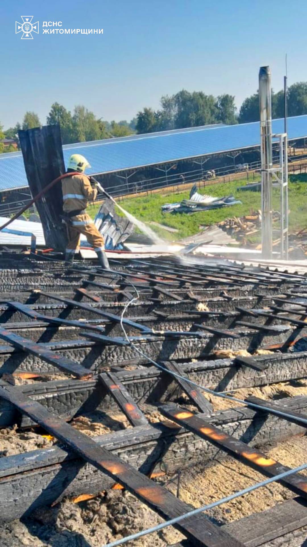 Новини Житомира - фото з Рятувальники ліквідували пожежу у фермерському господарстві в с. Ласки Коростенського району