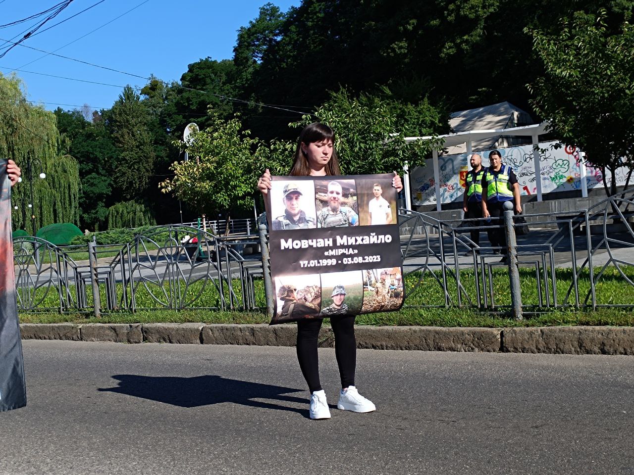 Новини Вінниці - фото з Два життя, одна дата: у Вінниці вшанували воїнів «Мірчу» і «Дяка» хвилиною мовчання